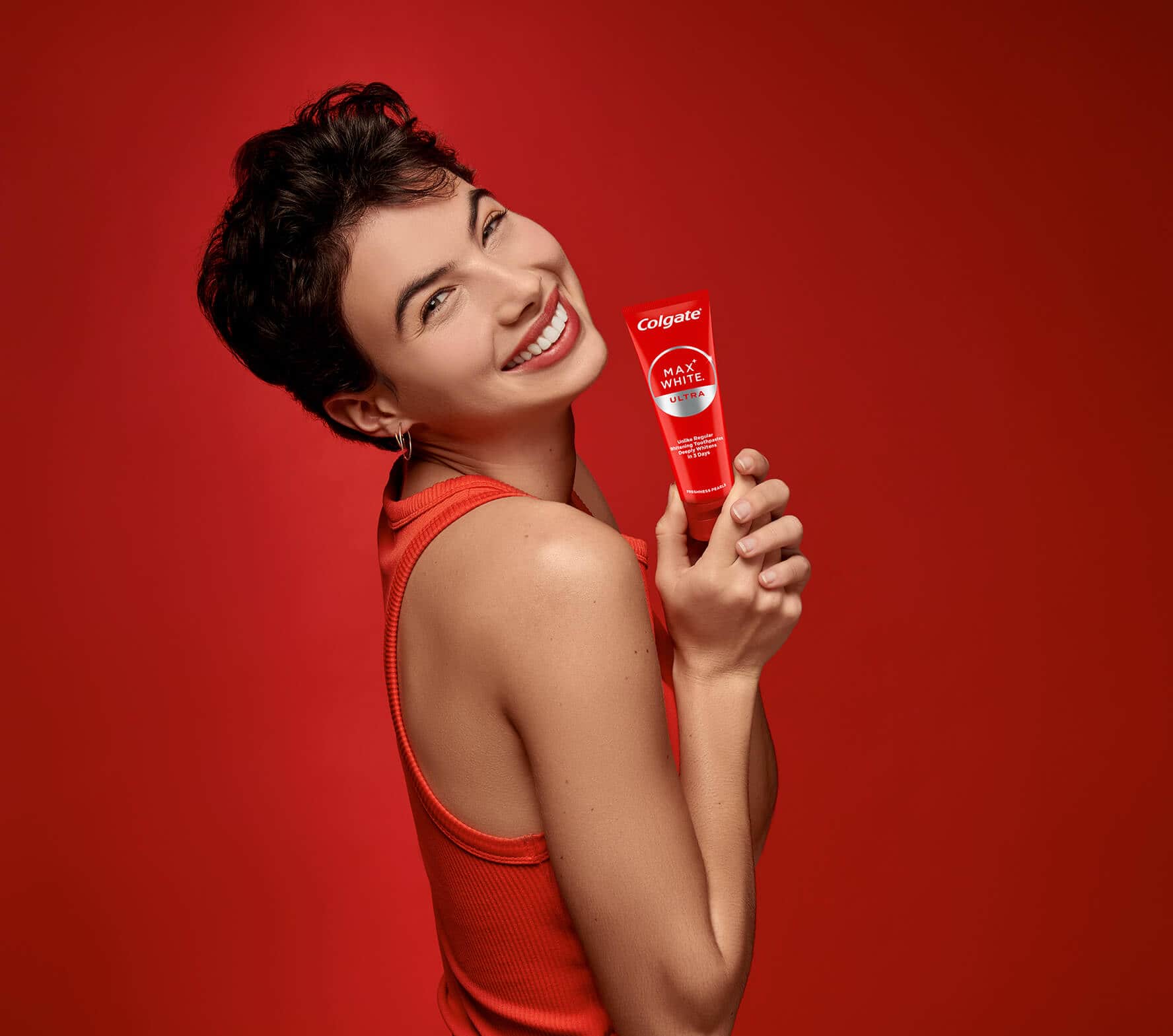 Fotografie propagující bělostný úsměv - centrum bělení zubů od Colgate.