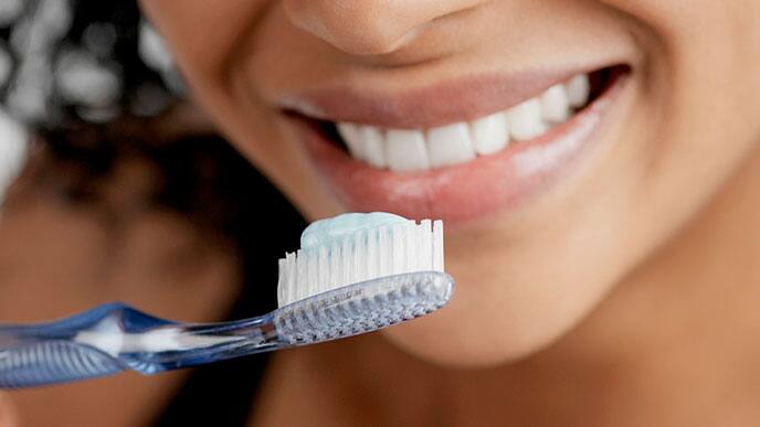 Brosse à dents dentifrice femme sourire